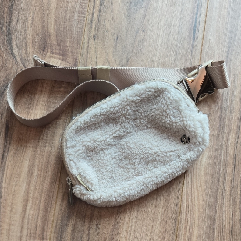 Lululemon Sherpa Belt Bag